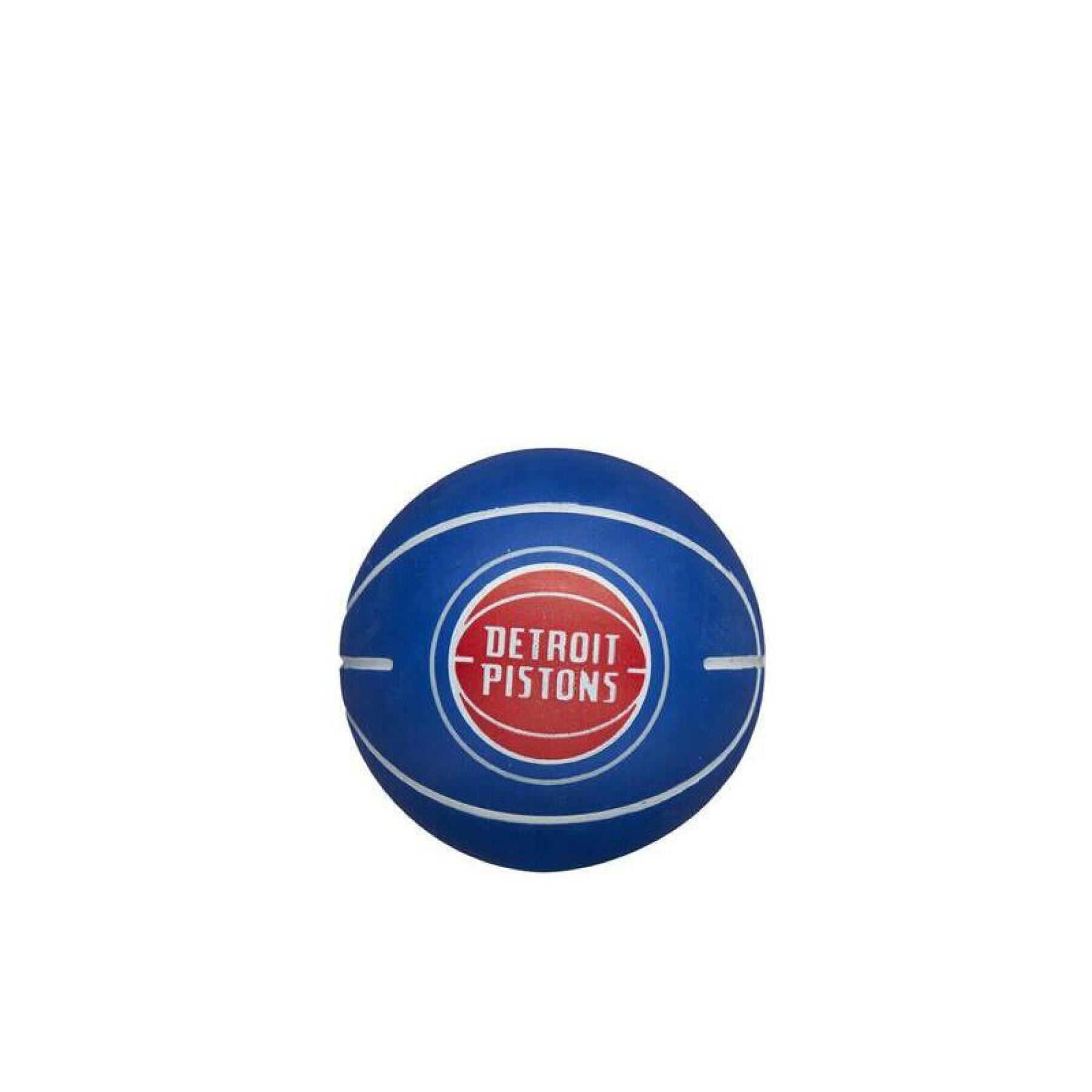 Odbijanie piłki nba drybling Detroit Pistons